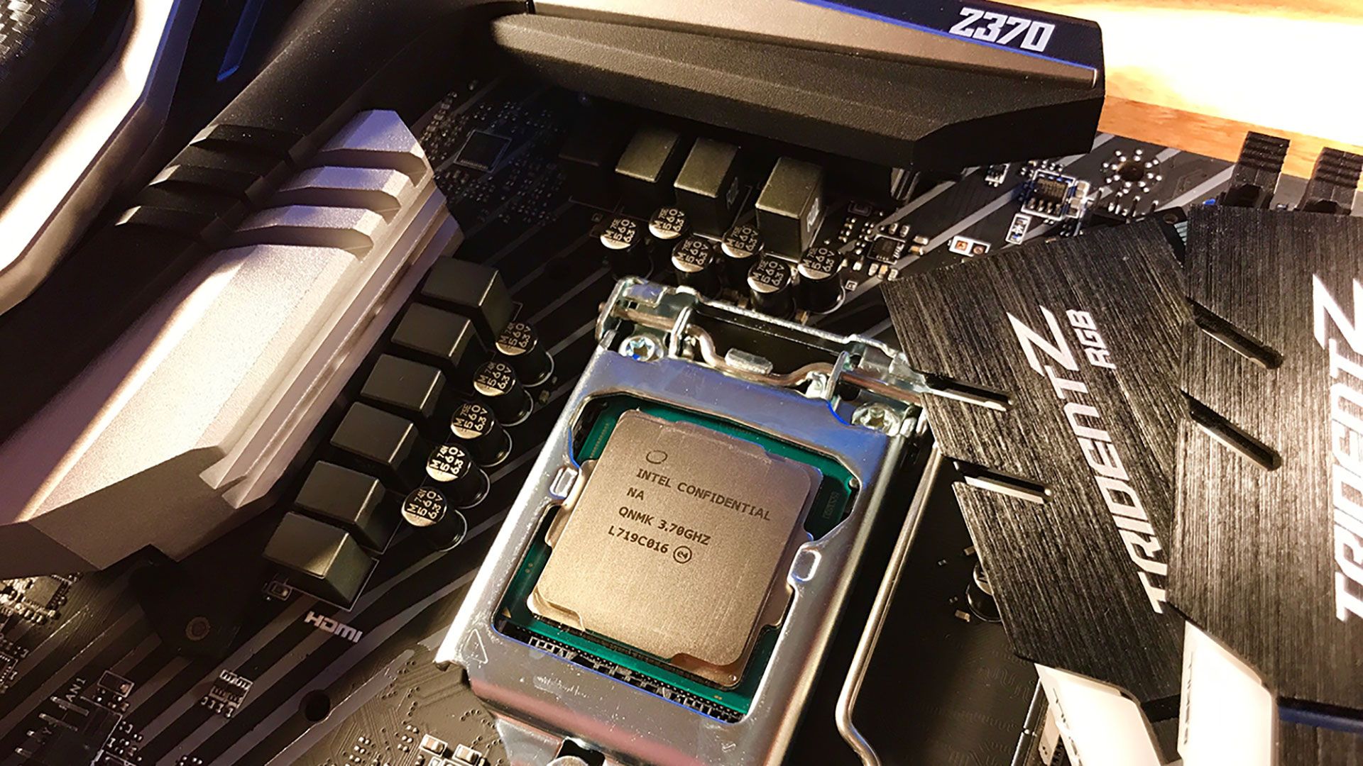 MSI Z370 Carbon i 7 8700K 32GB メモリー　セット Get a Core i7-8700K and MSI Z370 Gaming Pro Carbon