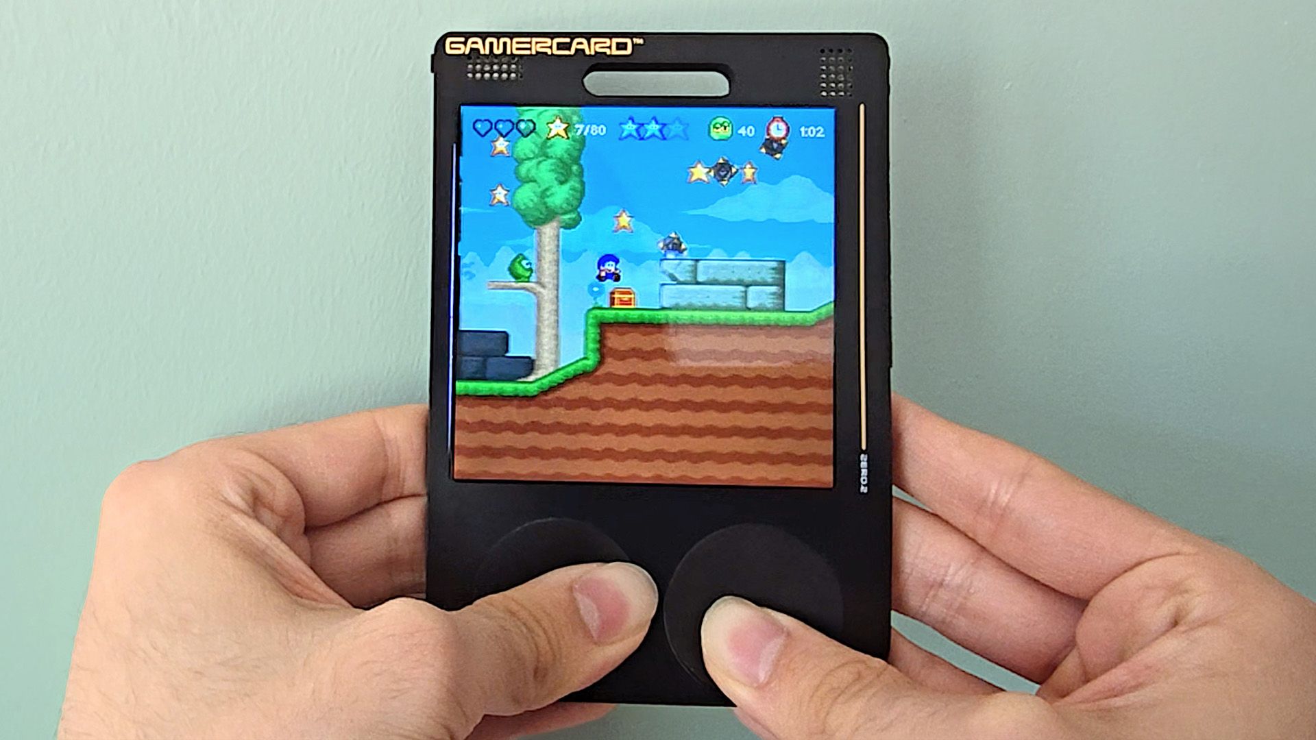 ミリオン GamerCard is a modern take on a retro gaming handheld, and