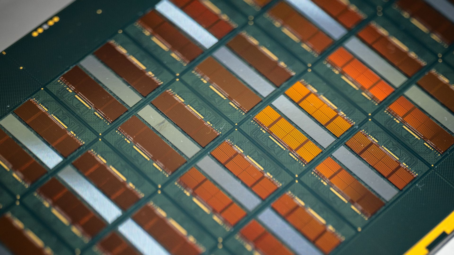 Прямой стекинг DRAM против HBM: как PieceMakers меняет память для ИИ