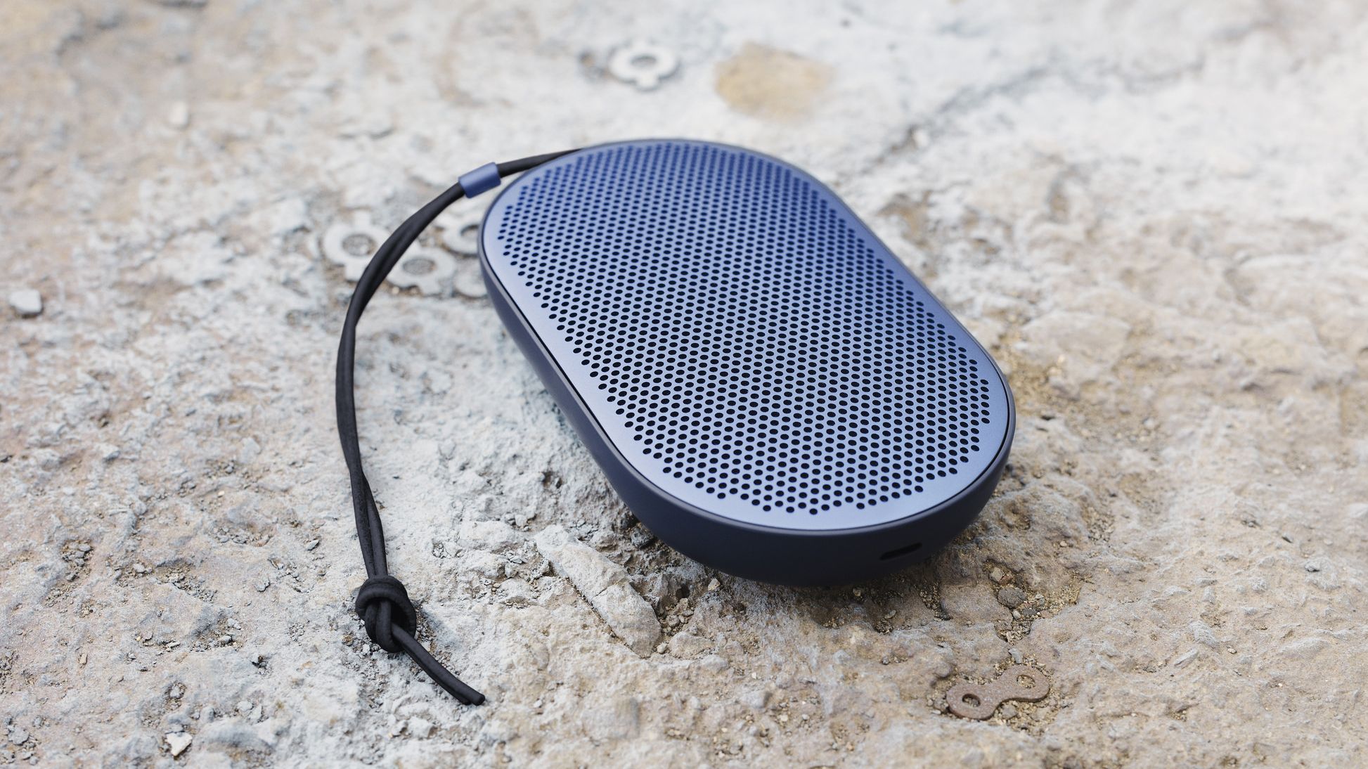 ✨美品✨Beoplay P2 ポータブルBluetoothスピーカー 良い音と旅に出よう。小型の Bluetooth スピーカー「Beoplay P2」レビュー