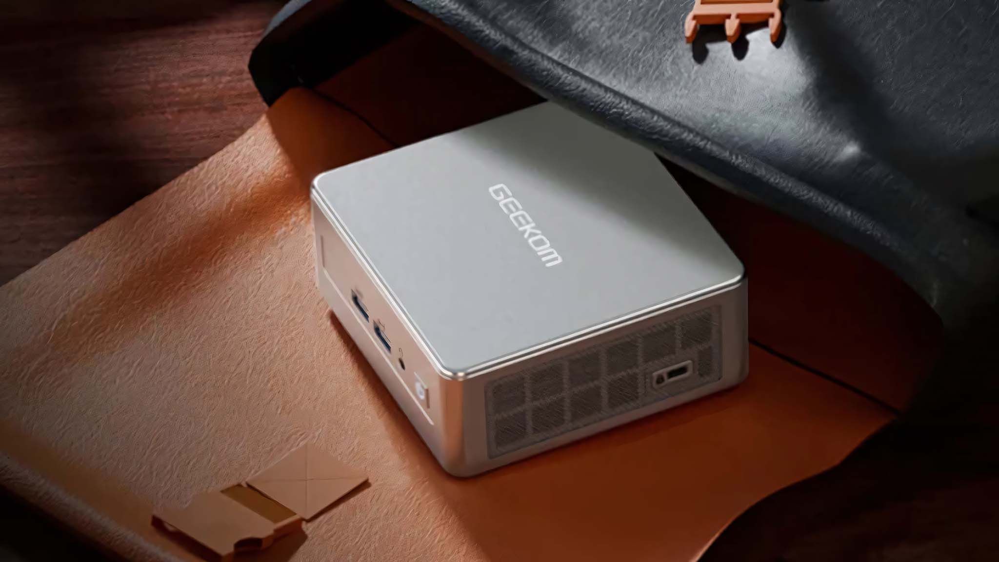ミニPC GEEKOM AE8 AMDRyzen9 8945HS/Radeon 780M AI-Enhanced GEEKOM AE8 Mini PC with AMD Ryzen 9 8945HS