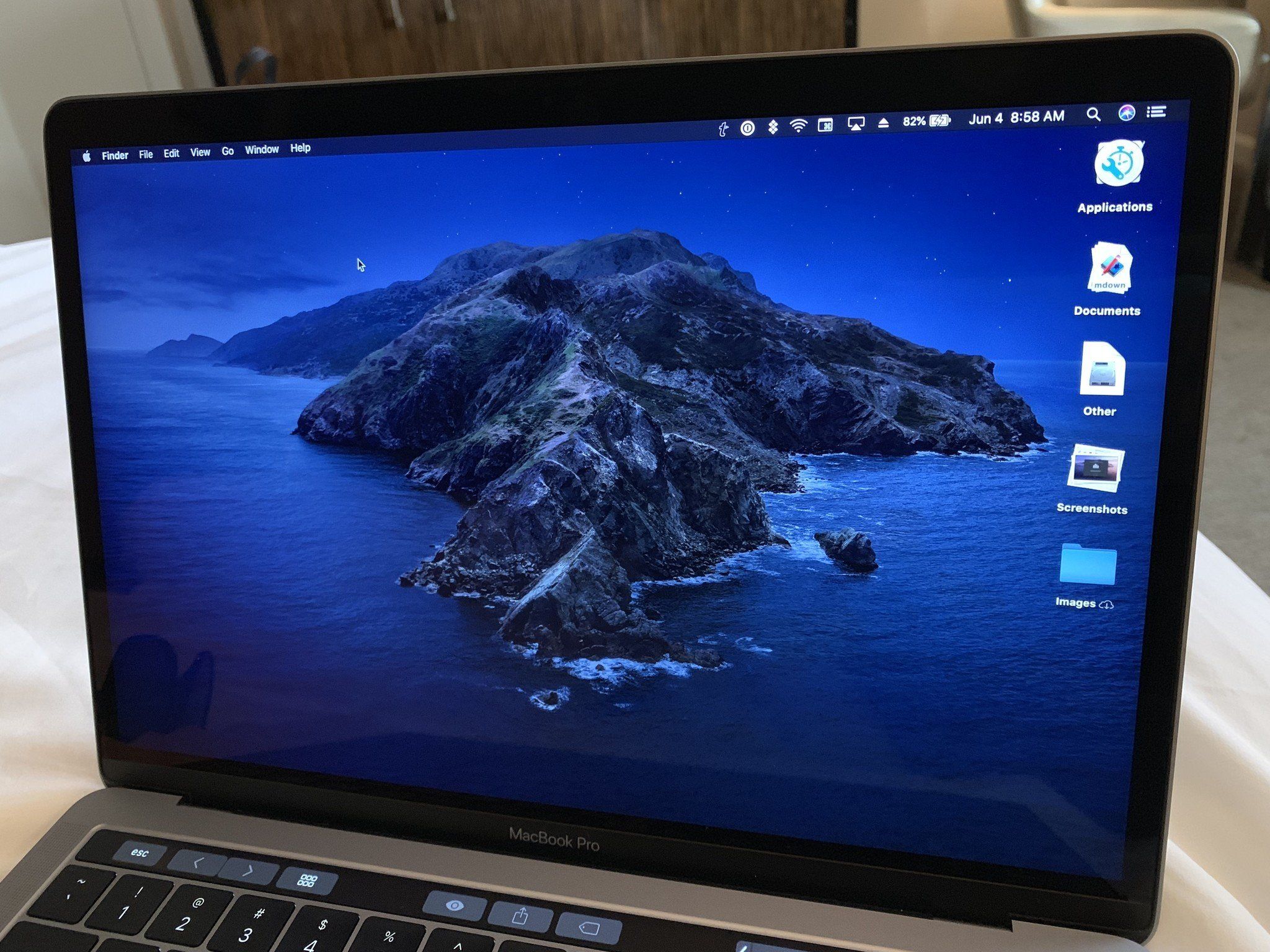 MacBook Pro シルバー macOS Catalina A Mid 2009 MacBook. Running macOS Catalina using dosdude1's
