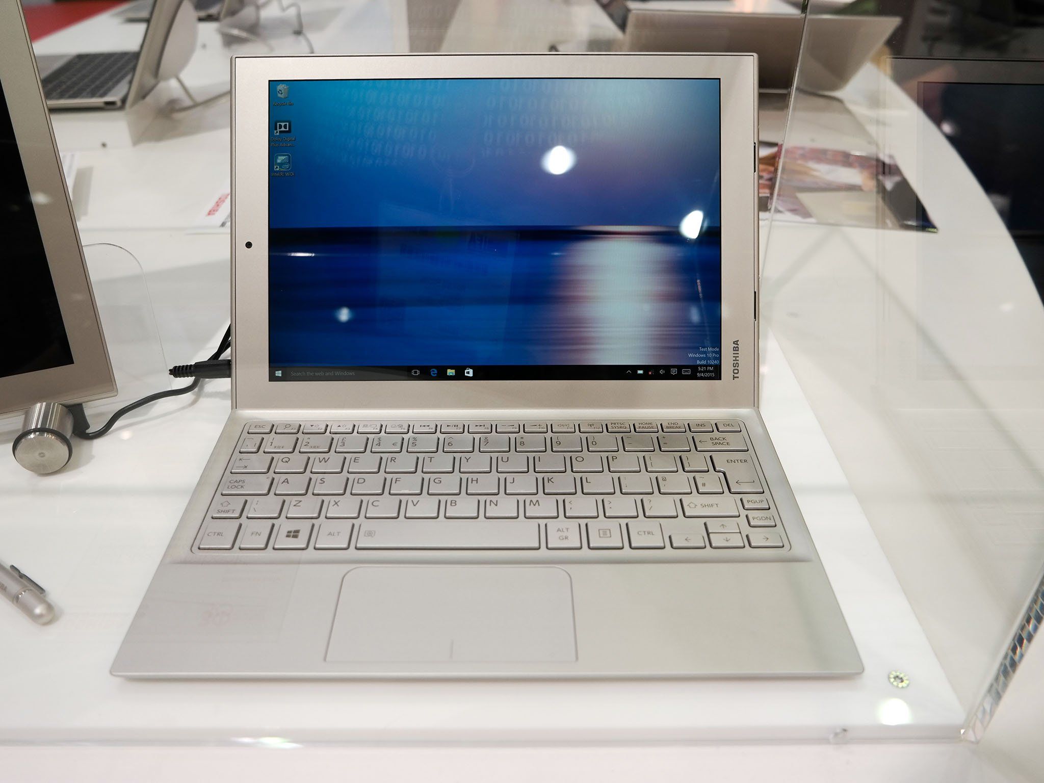 DynaBook❣Windows 10❣ This is Toshiba's latest Windows 10 2-in-1, the Dynabook