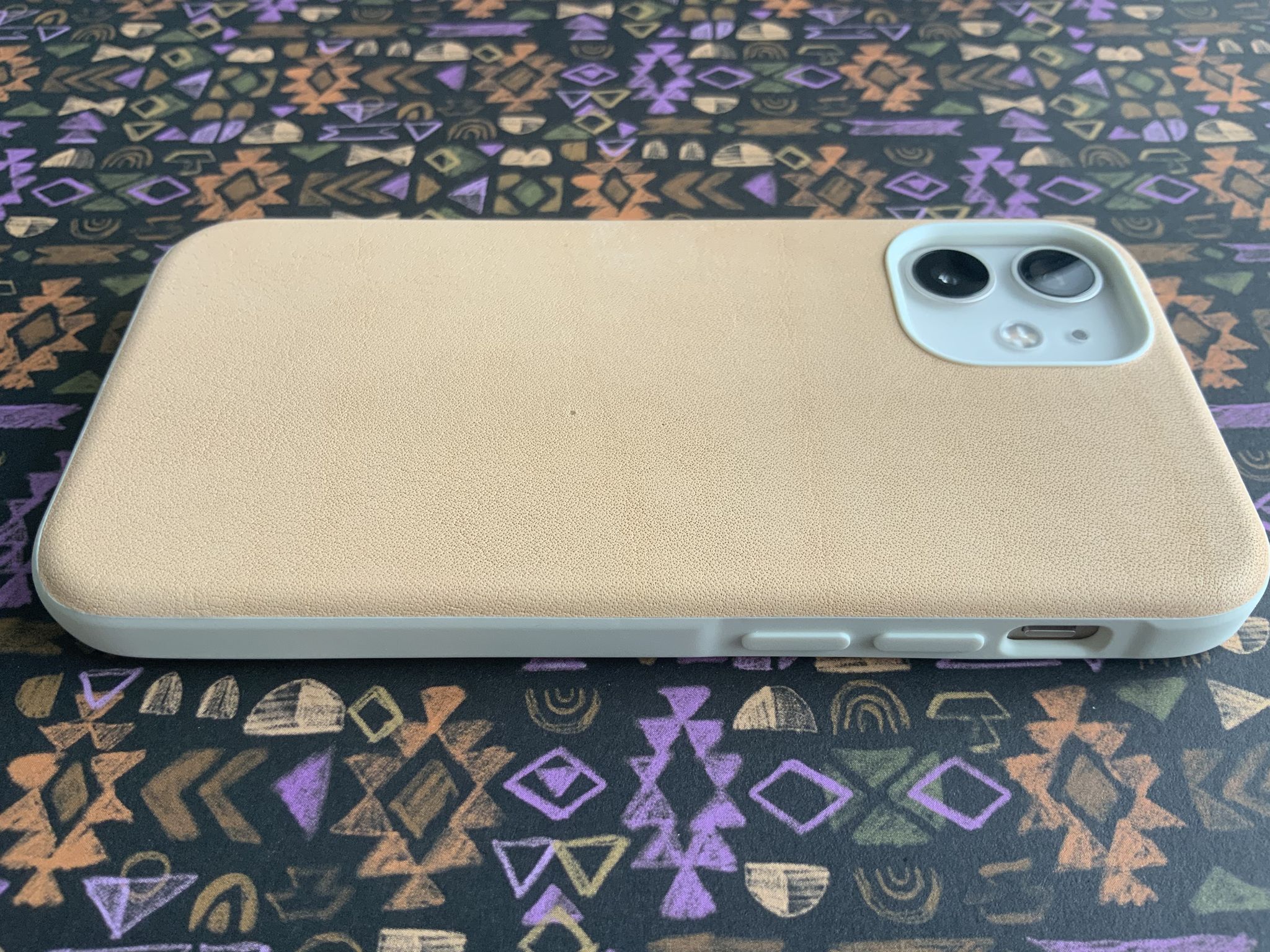 iPhoneアクセサリー kuma NOMAD Traditional Leather Case Traditional Leather Case - iPhone 15 Pro | Black | Nomad