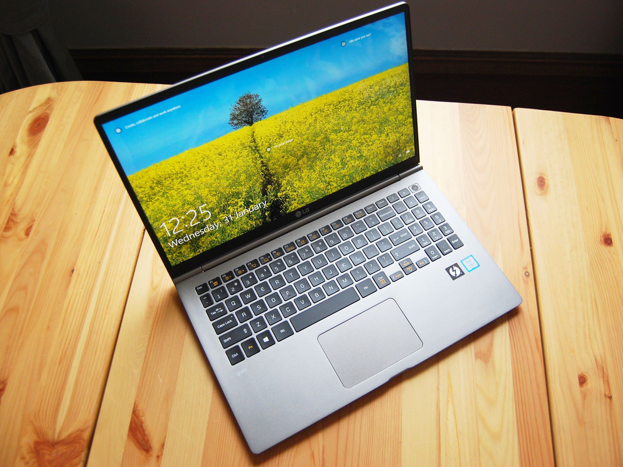 Windowsノート本体 LG gram 15Z980-HA7TJ Thunderbolt™ 3、指紋認証、タッチスクリーン対応 15.6インチ