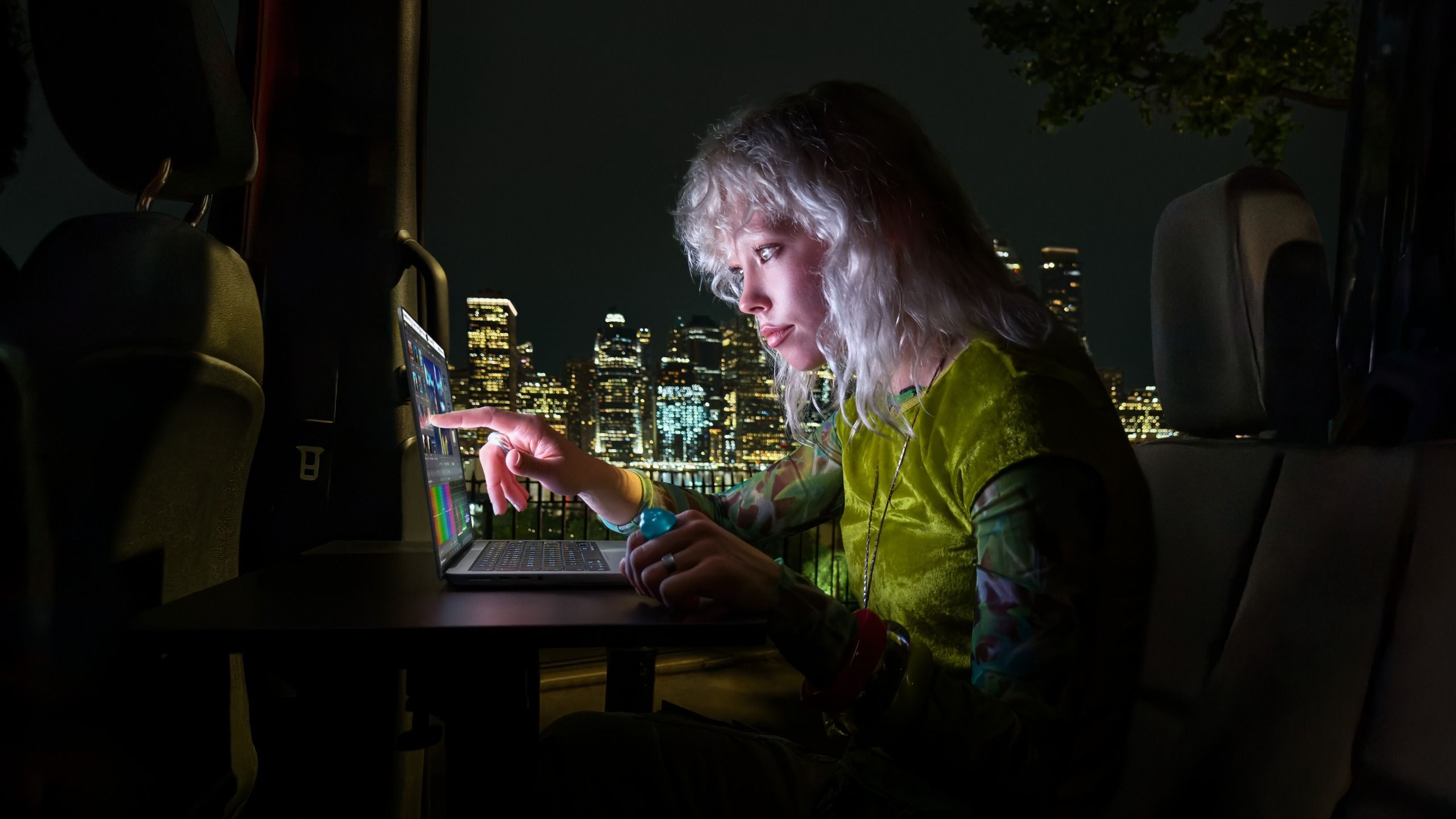 Apple MacBook Pro OLED