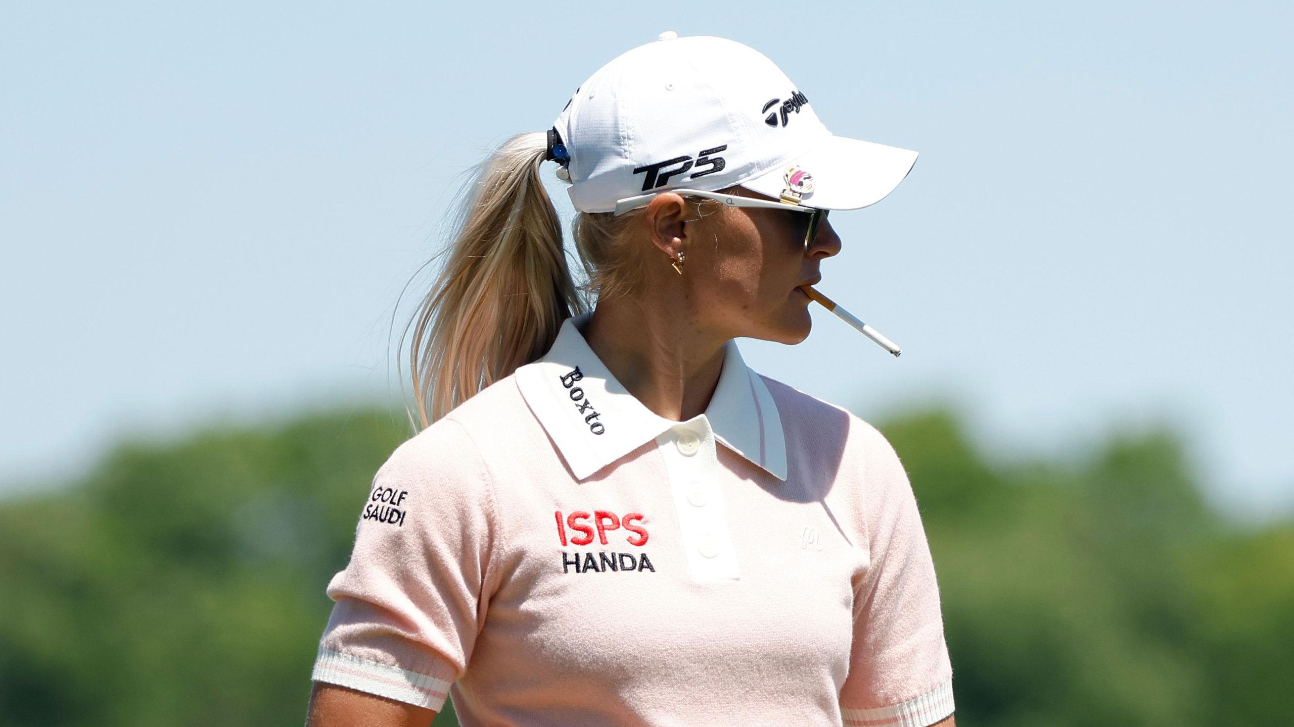 How Many Professional Golfers Smoke Cigarettes On The Course?