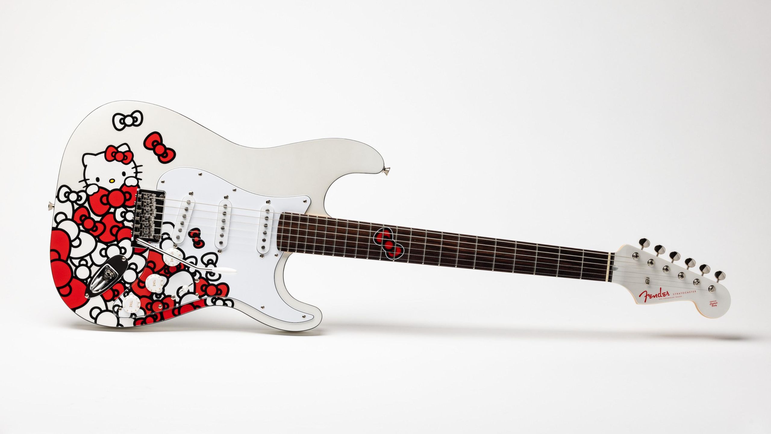 Fender Squier Hello Kitty Strat 限定 50周年 VVhhU5dSP2GVEAQakamJQD.jpg