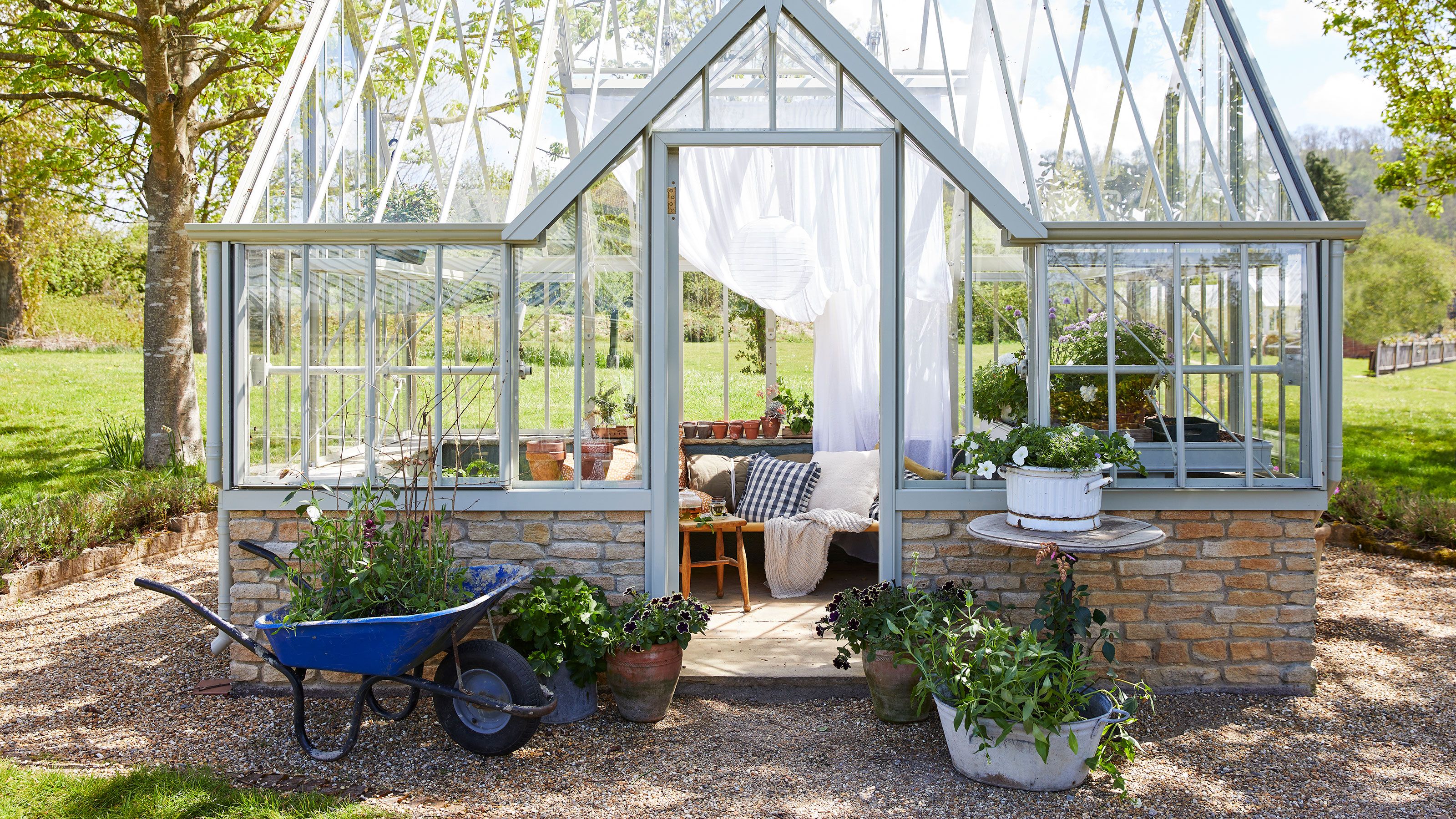 30 Stunning Greenhouse Indoor Design Ideas For The Trendiest Look