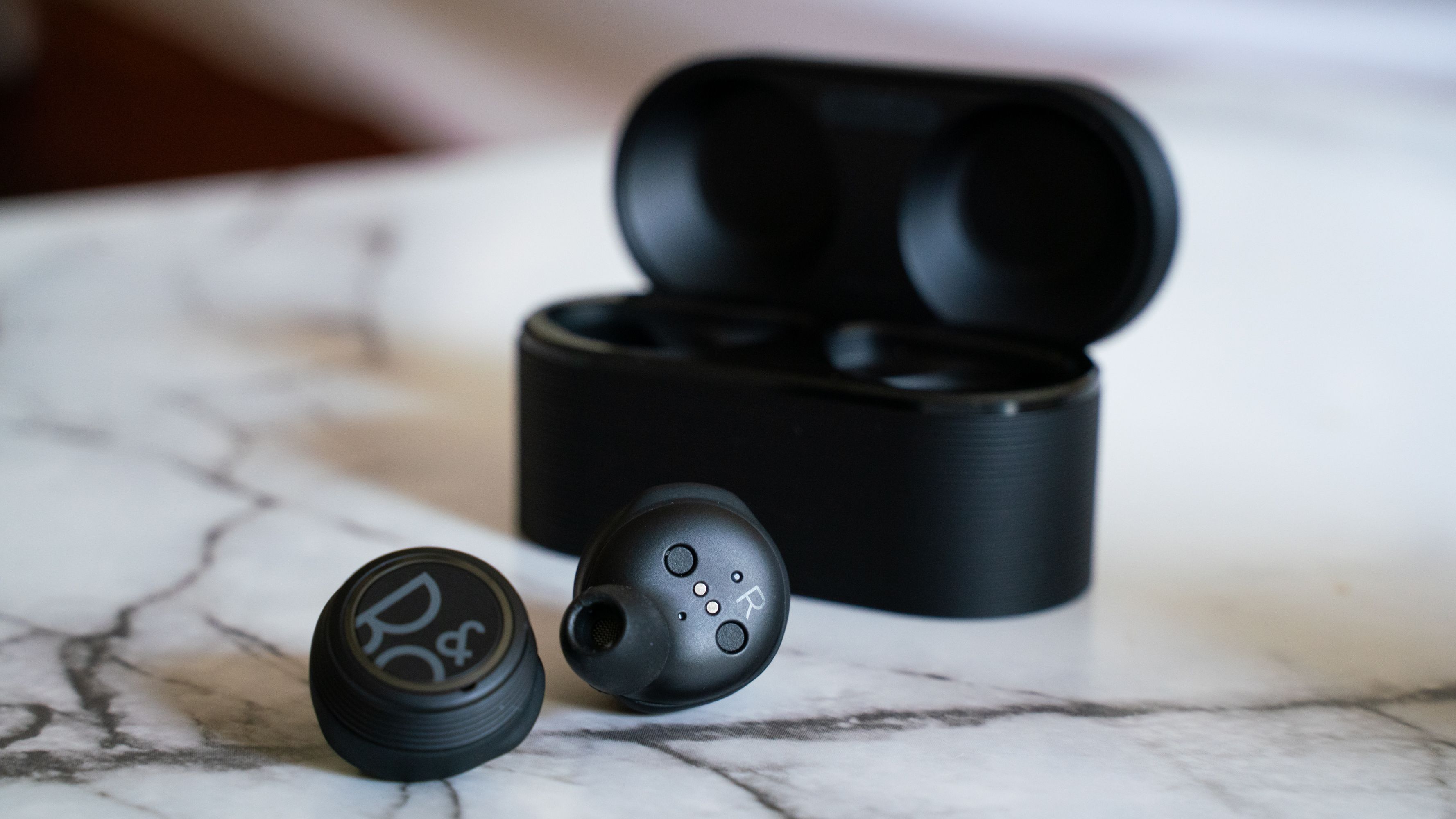 イヤホン Beoplay E8 Sport Black Sports Earphones – Beoplay E8 Sport | B&O