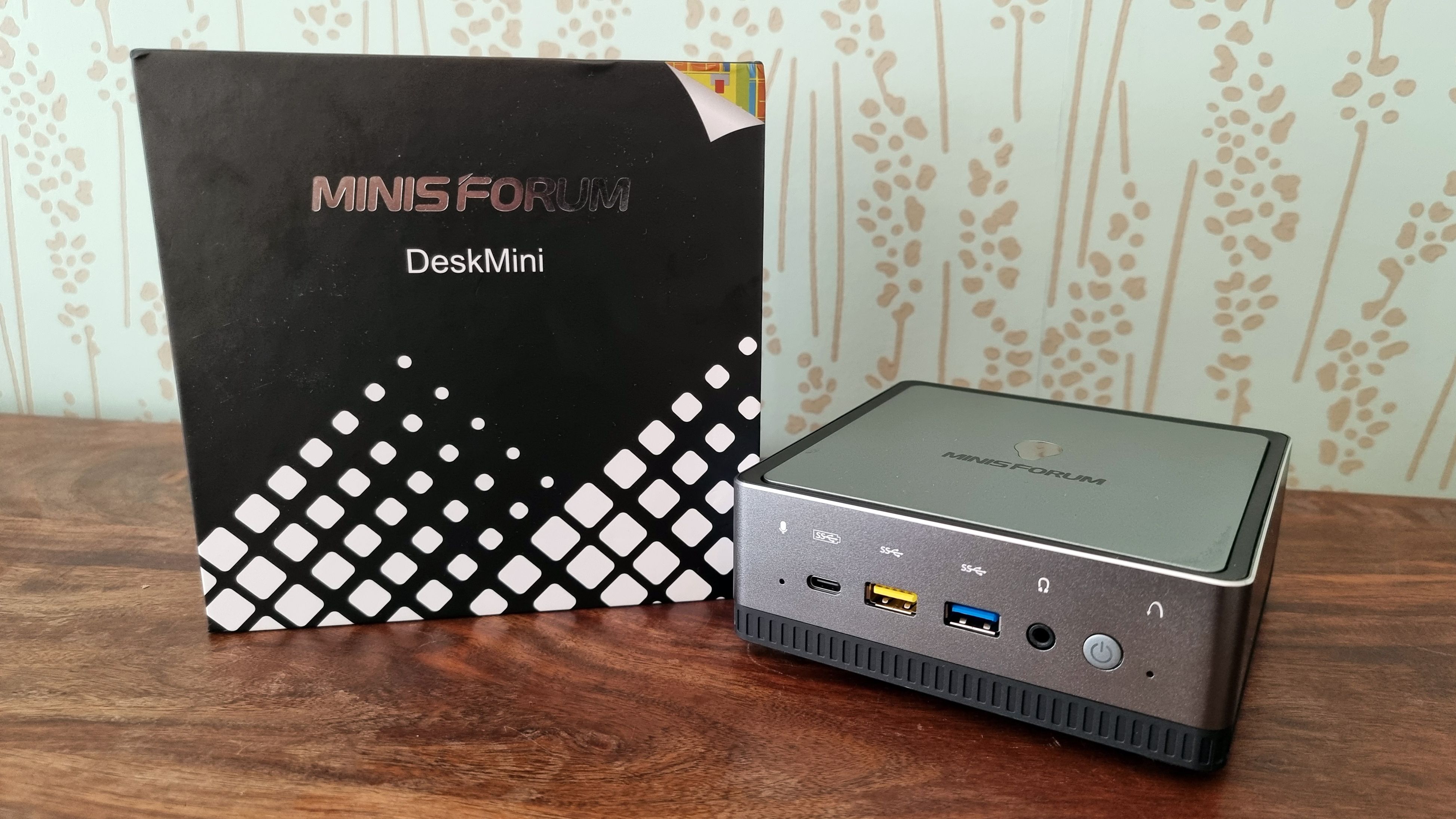 MINISFORUM UM700　RADEON Ryzen7 3750H MINISFORUM DeskMini UM700 Mini PC AMD Ryzen 7 3750H Small PC