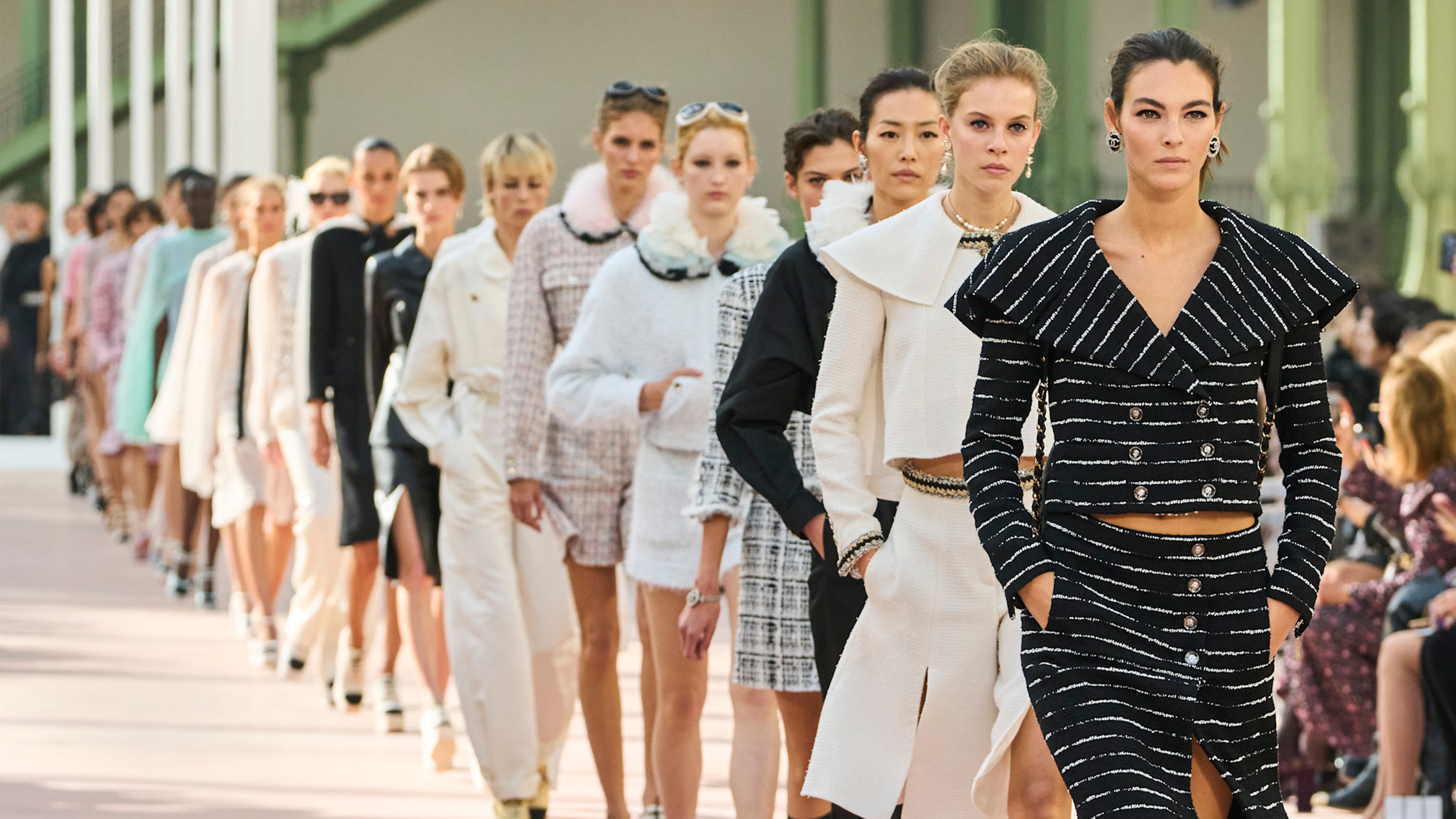 CHANEL Runway シャネル N°5 オー プルミエール/ShopBag シャネル（CHANEL）」2025春夏コレクション | ファッション
