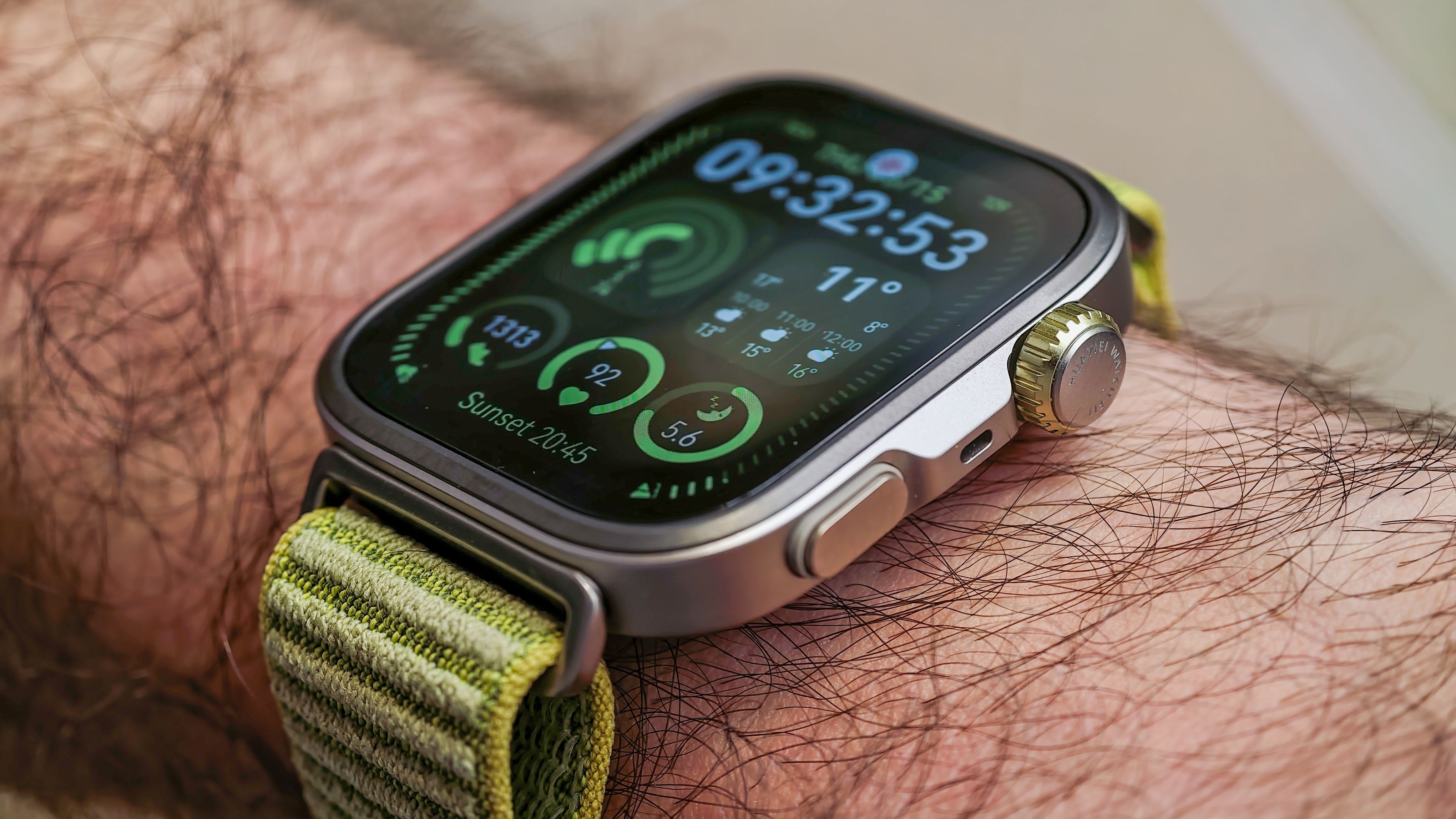 The Huawei Watch Fit 4 Pro looks like an Apple Watch Ultra