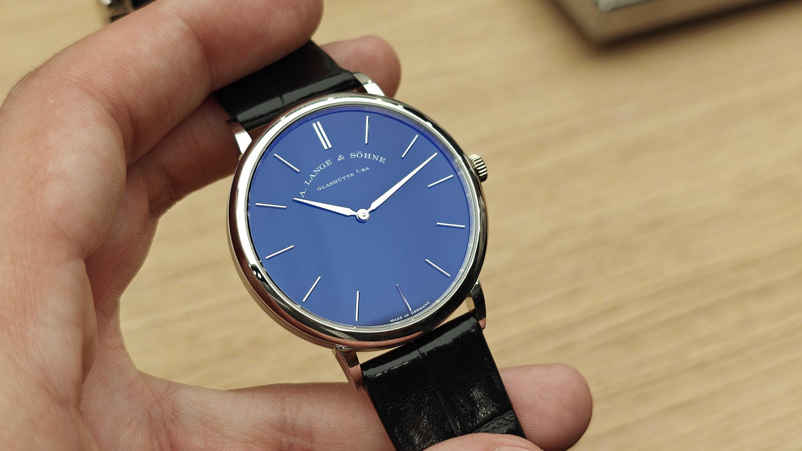 helix io着用 saxon A Lange and Söhne Saxonia Thin Honeygold and Platinum hands on