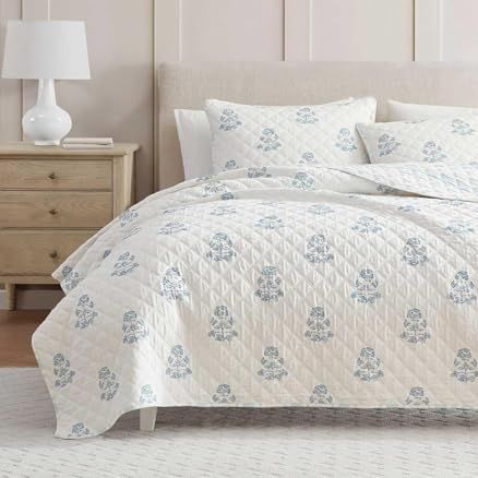 Martha Stewart - Queen Quilt Set, 100% Cotton Reversible Bedding Set, Incredibly Soft Feel for Year Round Comfort, 3 Piece Bed Set With Matching Pillowcases (flower Block Print Blue)