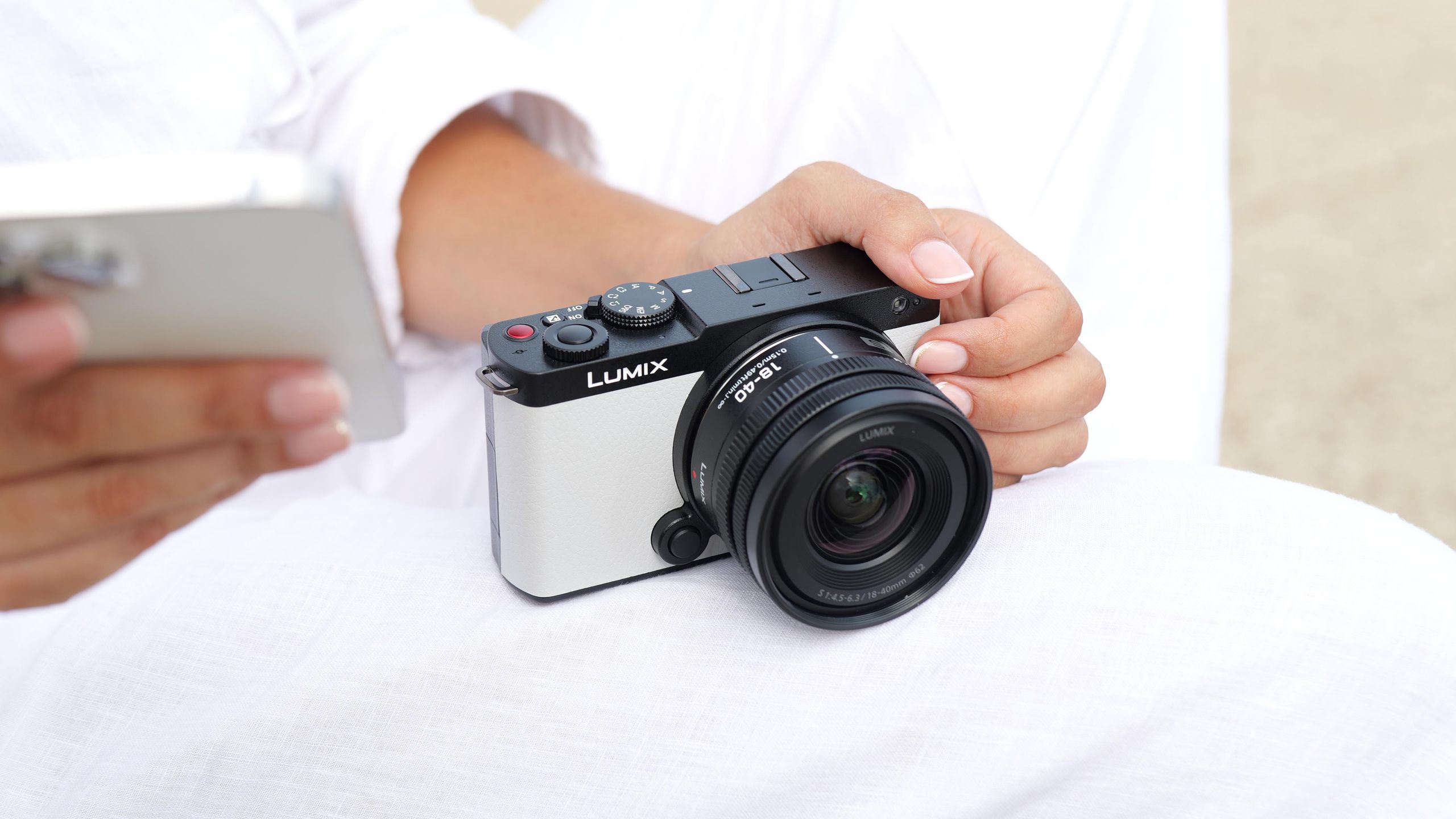 Panasonic launches the world's smallest zoom lens for full-frame