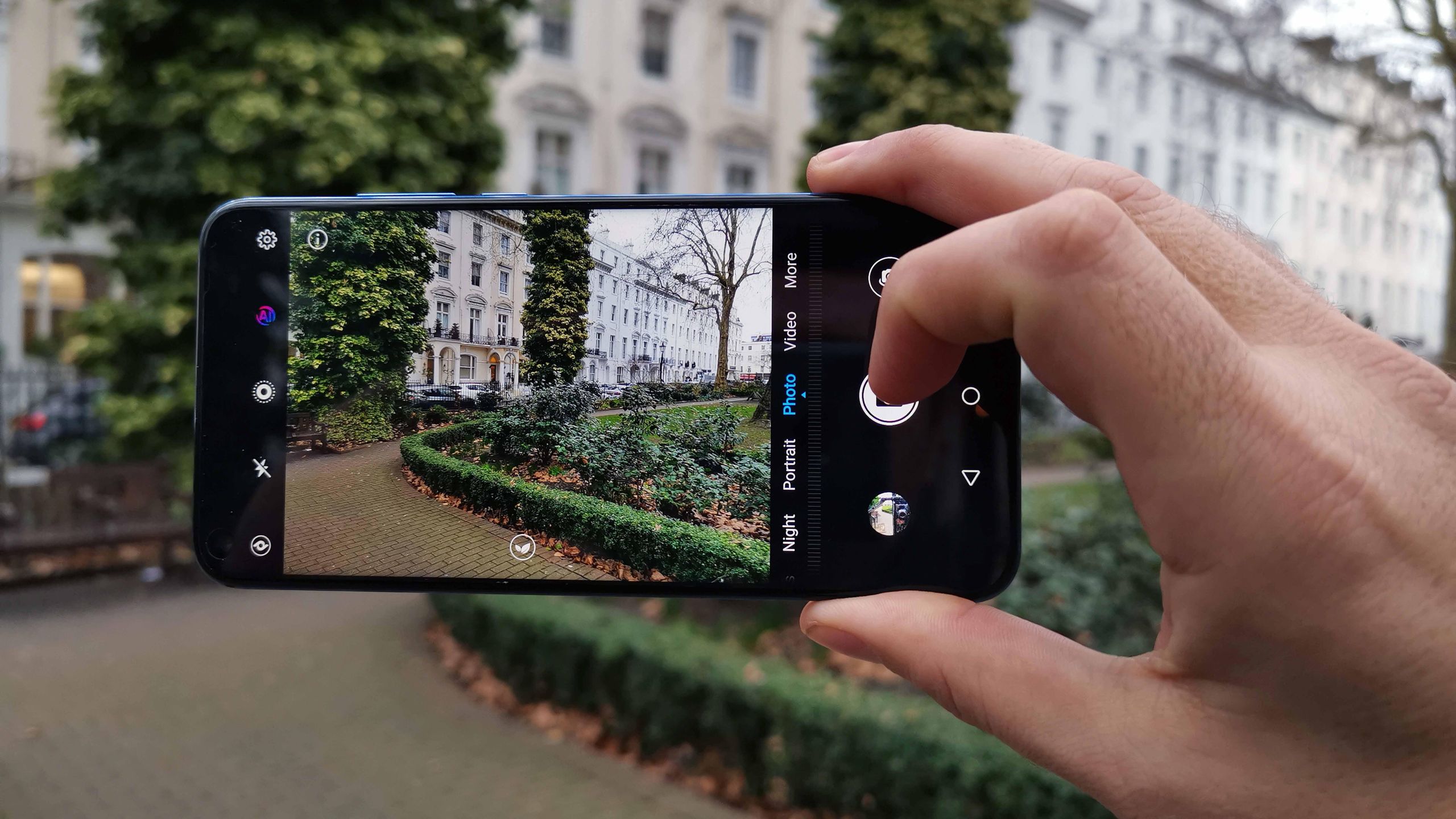 【極美品】Honor View 20（SIMフリー）48MPカメラ搭載 4LptZ6q25AFr8R3mxaH8De.jpg