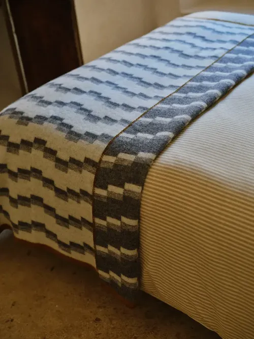 Jacquard Stepped Stripe Wool Blanket | Ecru/charcoal