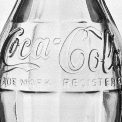 Affiche Publicitaire Vintage Coca-Cola Bouteille Rare Et Paysage Marin - Noir Et Blanc
