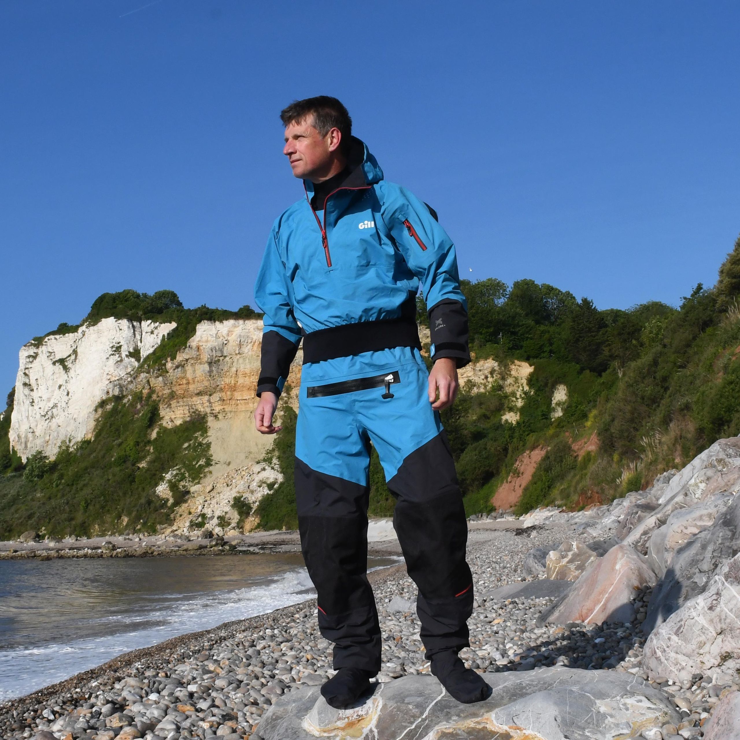 Gill Verso Drysuit 2023 Graphite – Combinaison étanche XPLORE+ 3 Couches, Entrée Arrière, Capuche Réglable, VFI