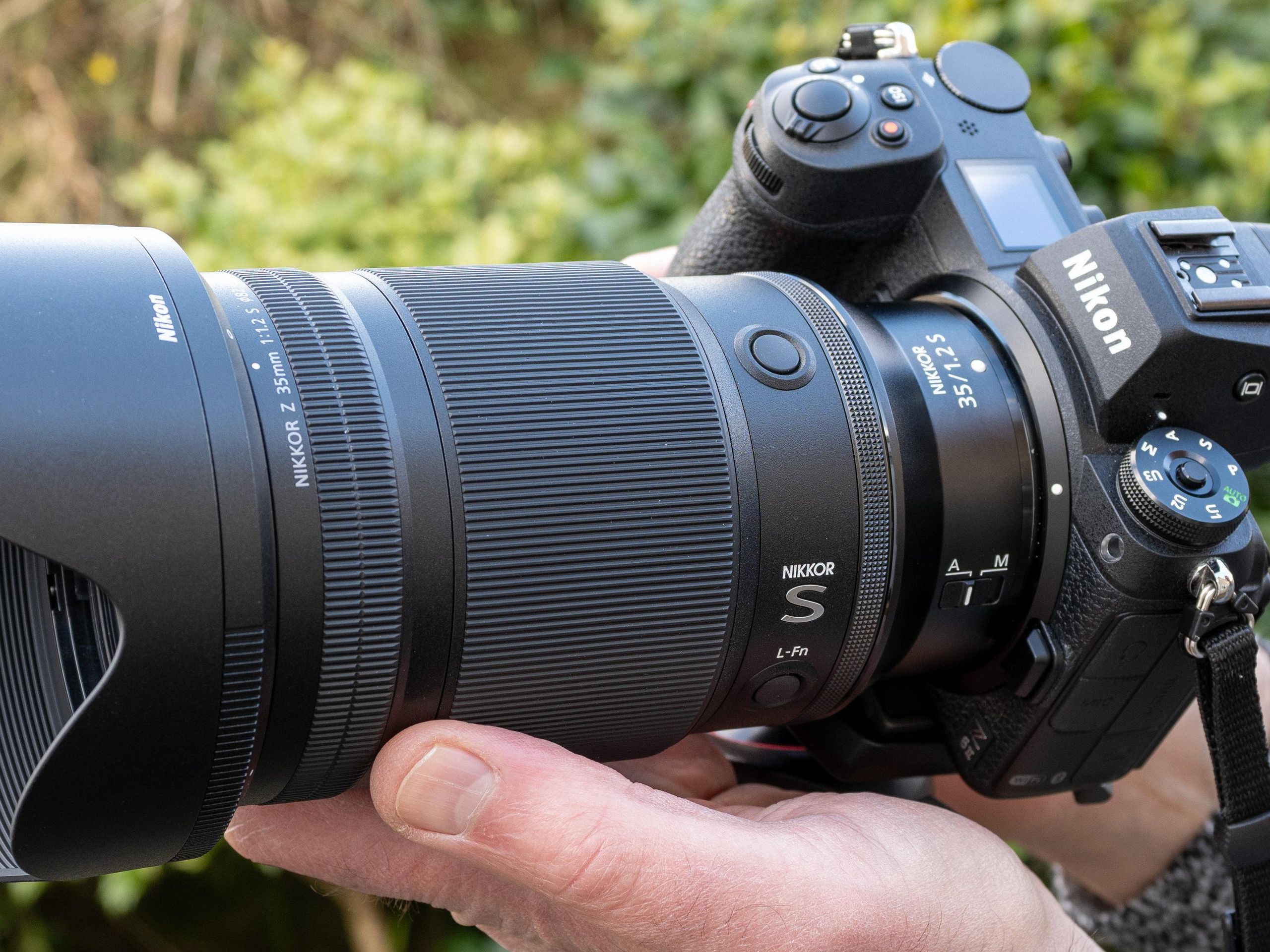 NIKON FE2 + NIKKOR Auto S 35mm f/2 カメラ Nikon FE2 Film Photography Camera Review ☆ The Analog Panda