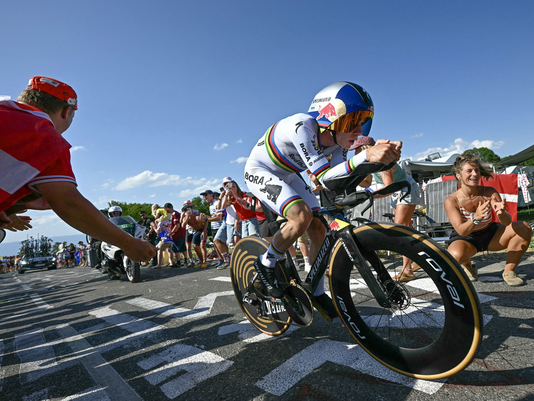 As it happened: World champion triumphs in Tour de France stage 16