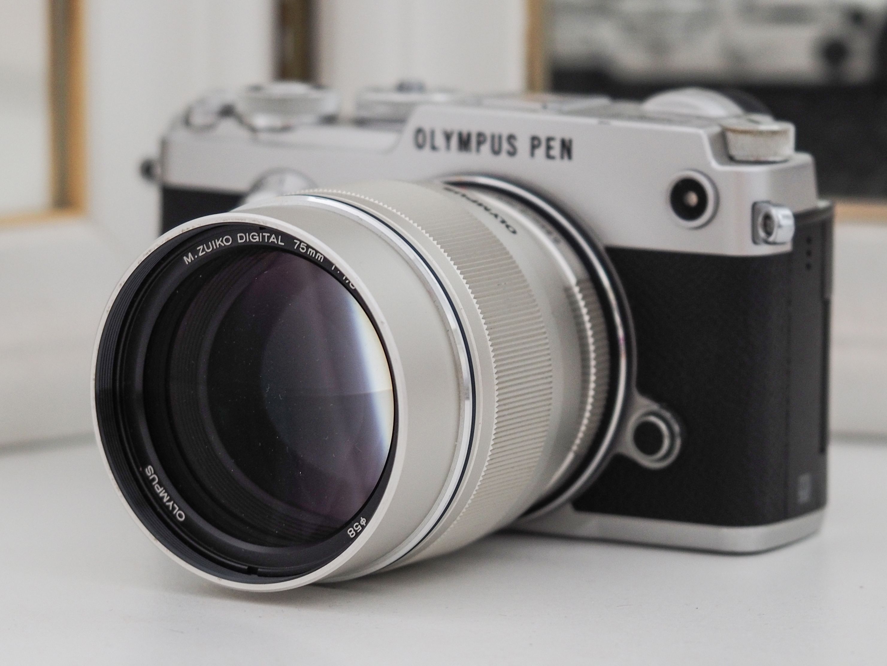 M.zuiko DIGITAL ED 75mm F1.8 シルバー 純正フード付