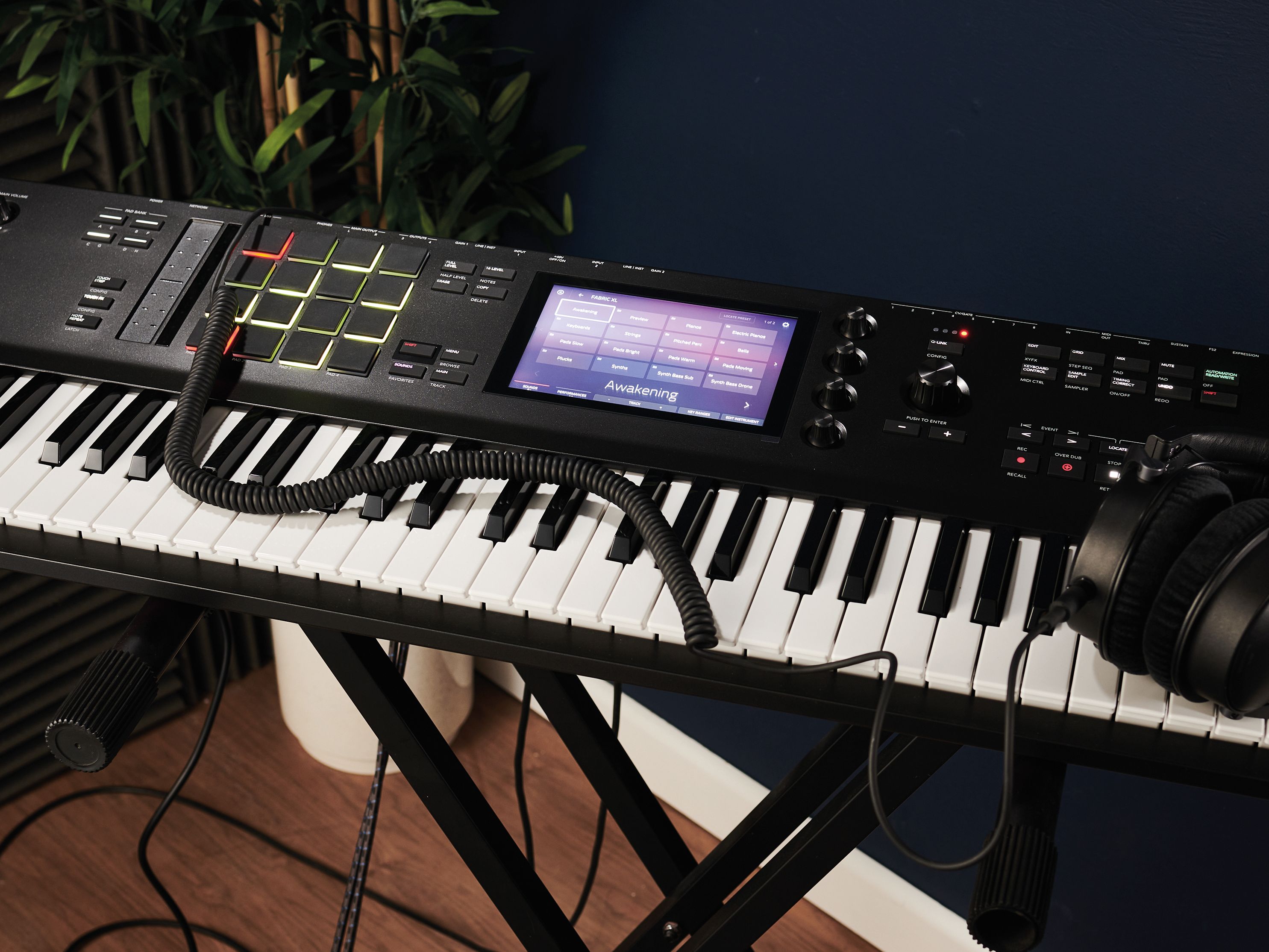 【外箱あり】AKAI MPC KEY 61 Amazon.com: Akai Professional MPC Key 61 - Standalone Music