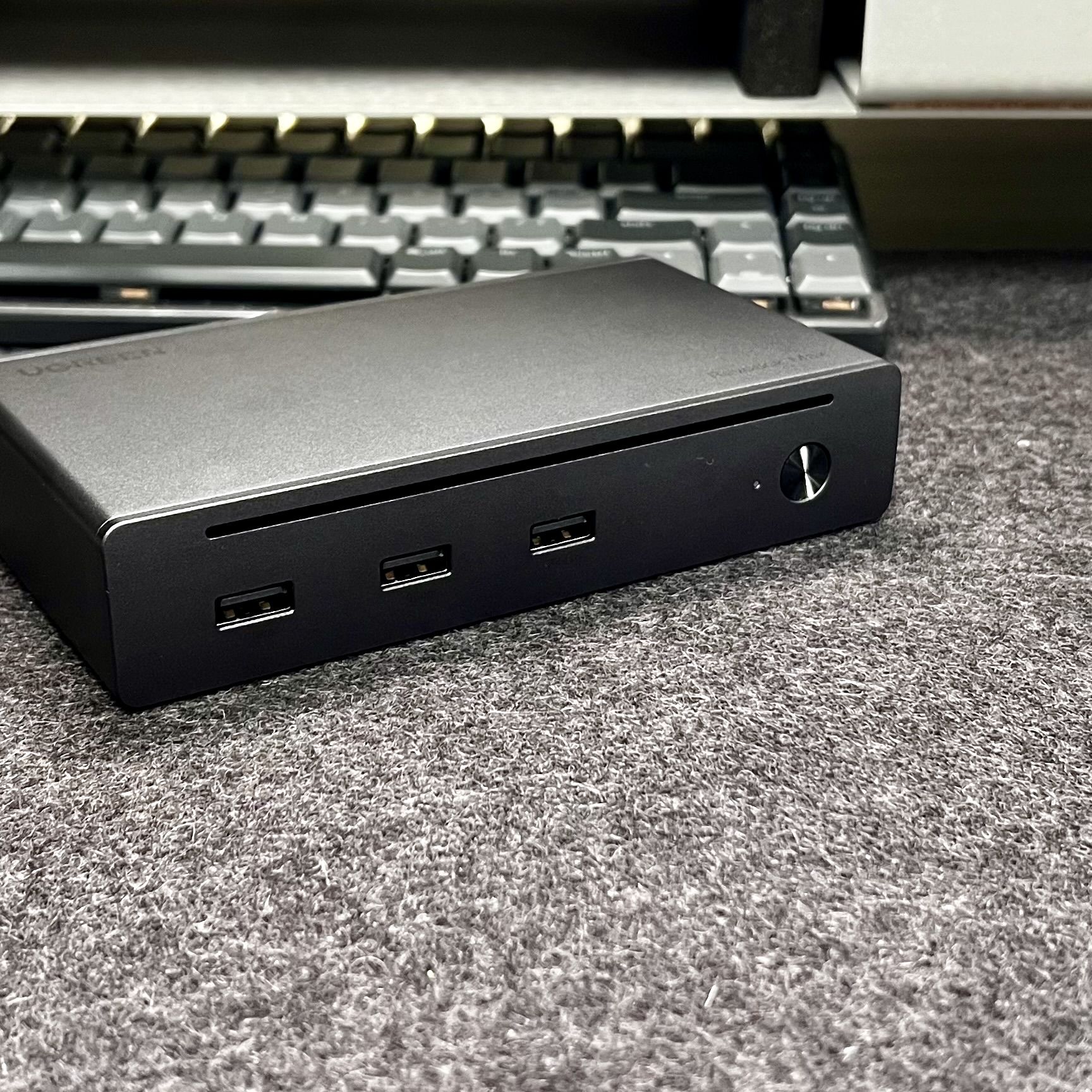 Ugreen Revodok Max 208 8-in-1 Thunderbolt 4 docking station