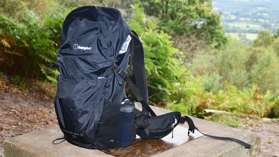 新品✨berghaus REMOTE 28 ブラックリュック　多機能 berghaus REMOTE 28 ブラックリュック 多機能 21～30Lの比較