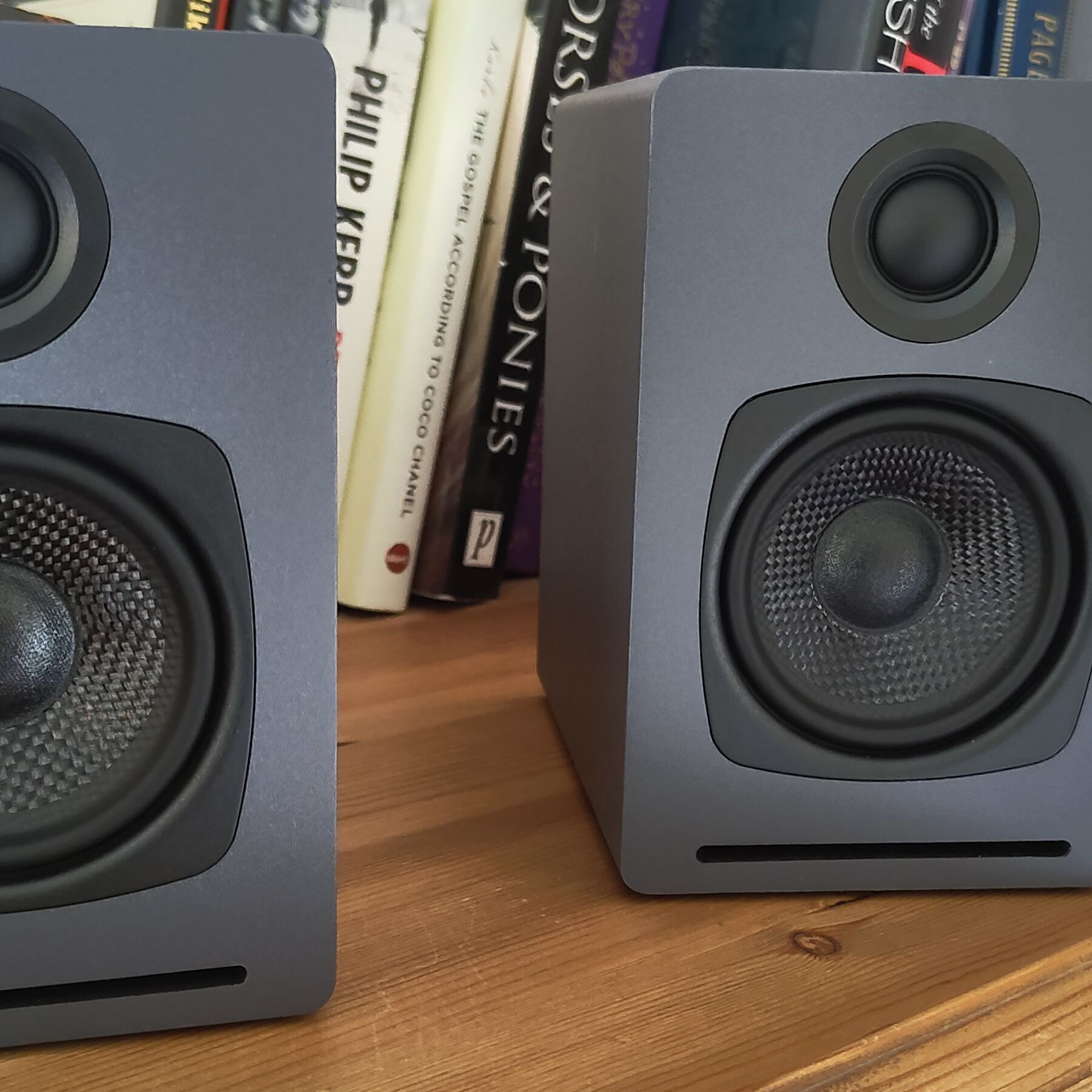 Audioengine B2 Altoparlante Bluetooth portatile senza fili - per TV, mini sistema stereo per la casa con aptX (impiallacciatura in legno reale di noce Audioengine B2 Altoparlante Bluetooth portatile senza fili - per TV, mini sistema stereo per la casa con aptX (impiallacciatura in legno reale di noce