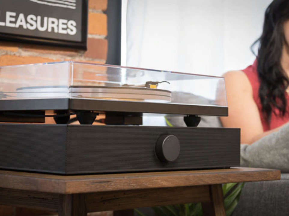 Andover Audio Spinbase 2 sistema di altoparlanti progettato per giradischi, ingresso Phono, BT, ingresso analogico e ottico ISOGroove anti-feedback, con telecomando, nero