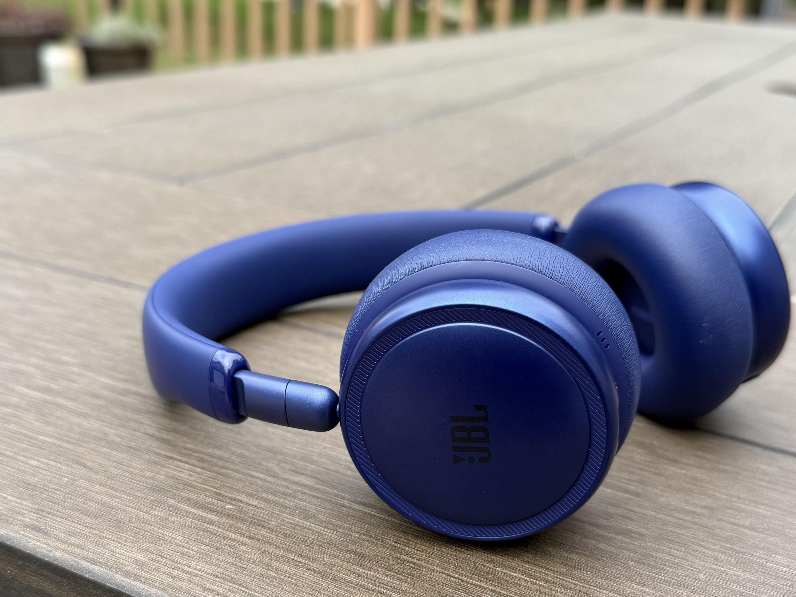 The JBL Live 680NC review: these headphones may sound good, but
