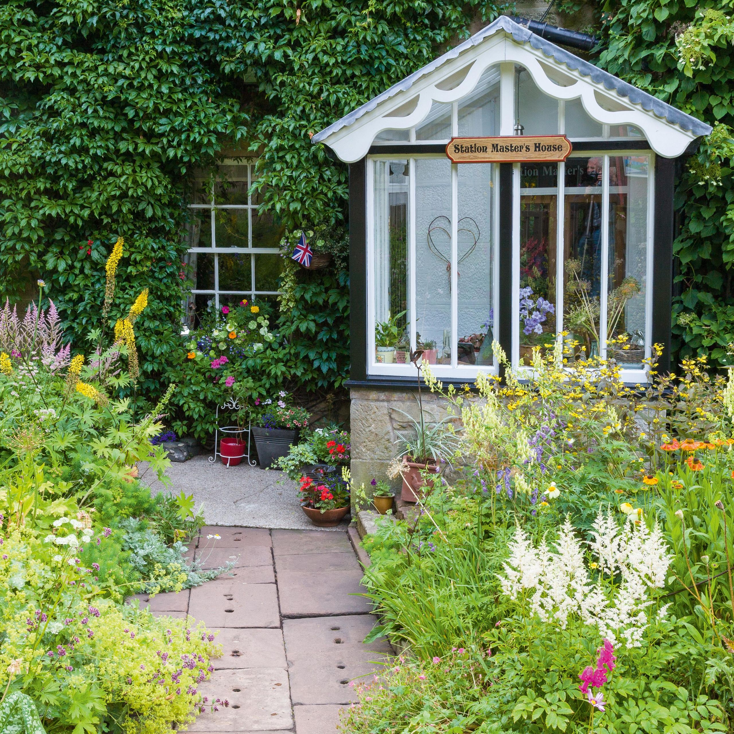Real garden: an award winning cottage garden | Real Homes, image size:2560x2560