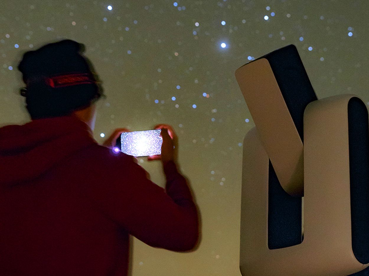 This Smart Telescope for Newbies Looks Like a Sci-Fi Space Robot