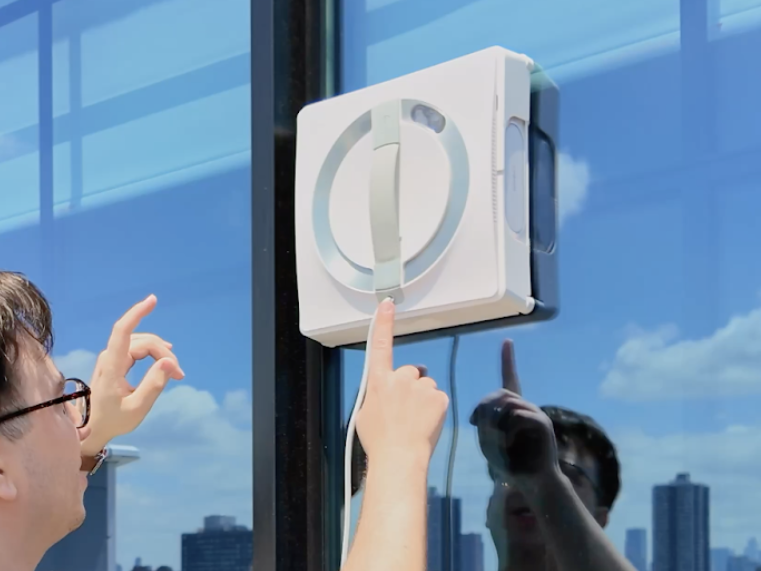 Facade and glass cleaning robot