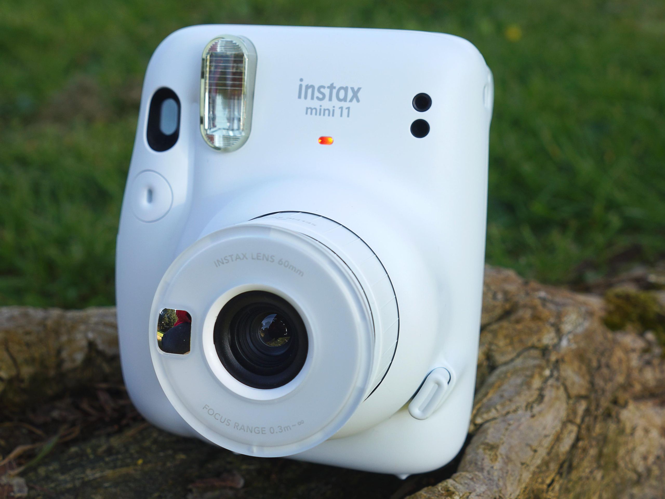 FUJIFILM instax mini11 ホワイト Amazon | 富士フイルム(FUJIFILM) インスタントカメラ チェキ