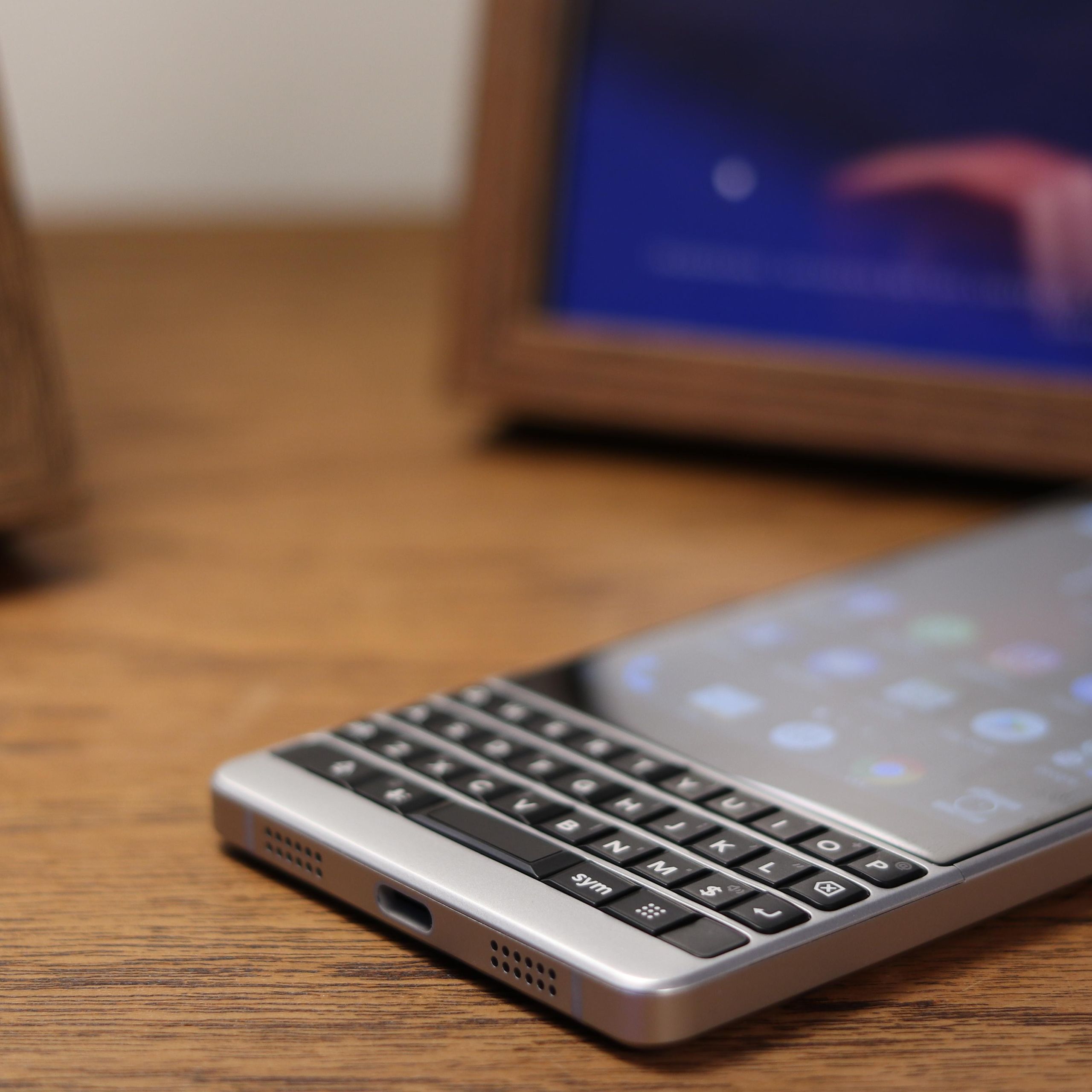BlackBerry Key2 シルバー BlackBerry Key2 launches to give keyboard fans something to love