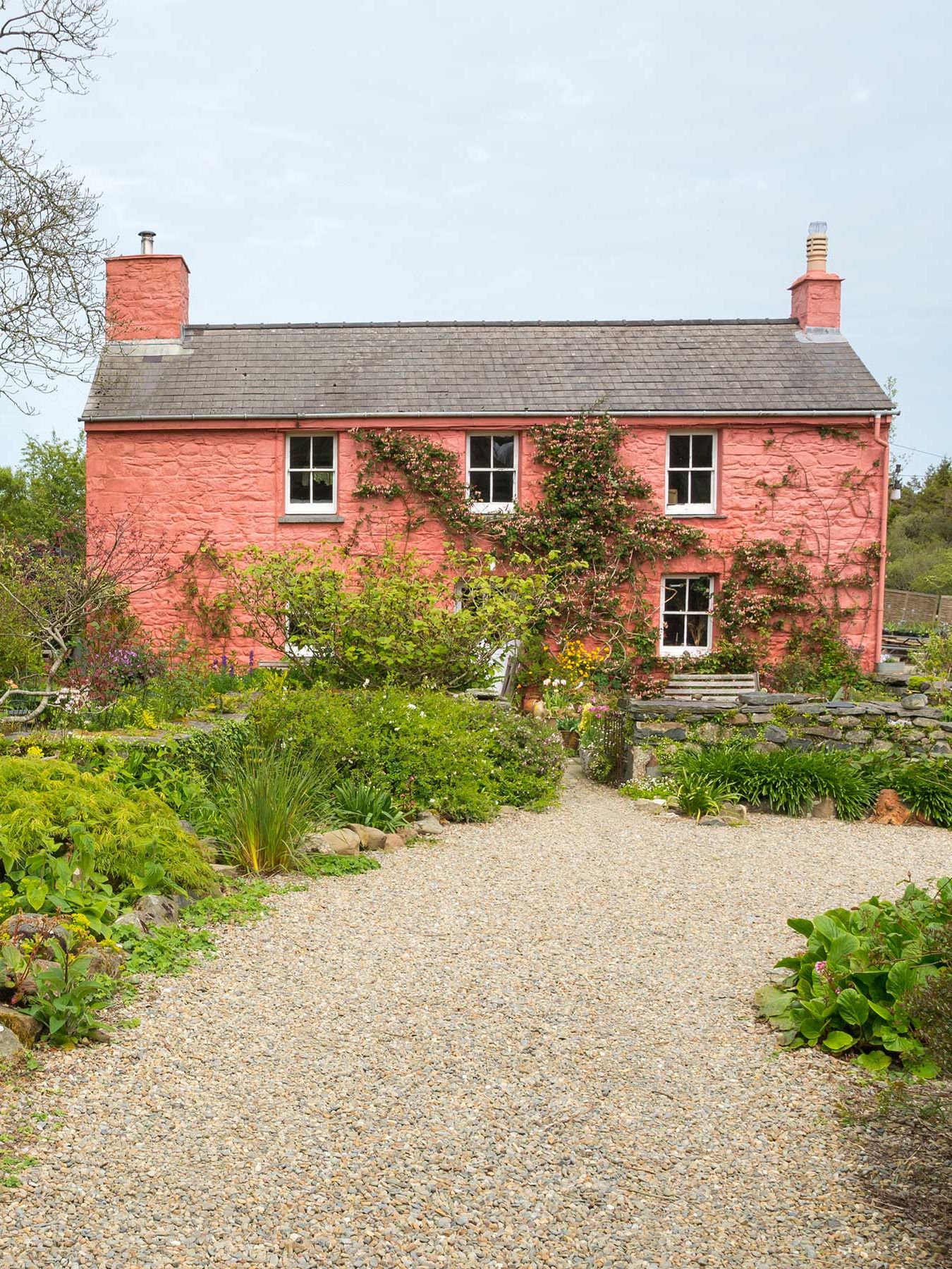 gravel driveway ideas: cottage garden
