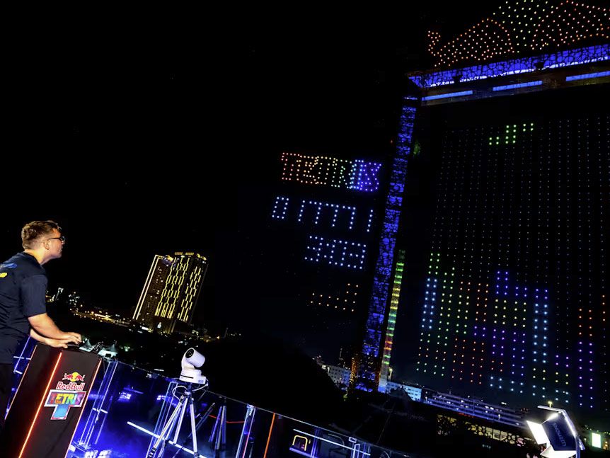 2,800 RGB drones turned into the world's largest-ever game of