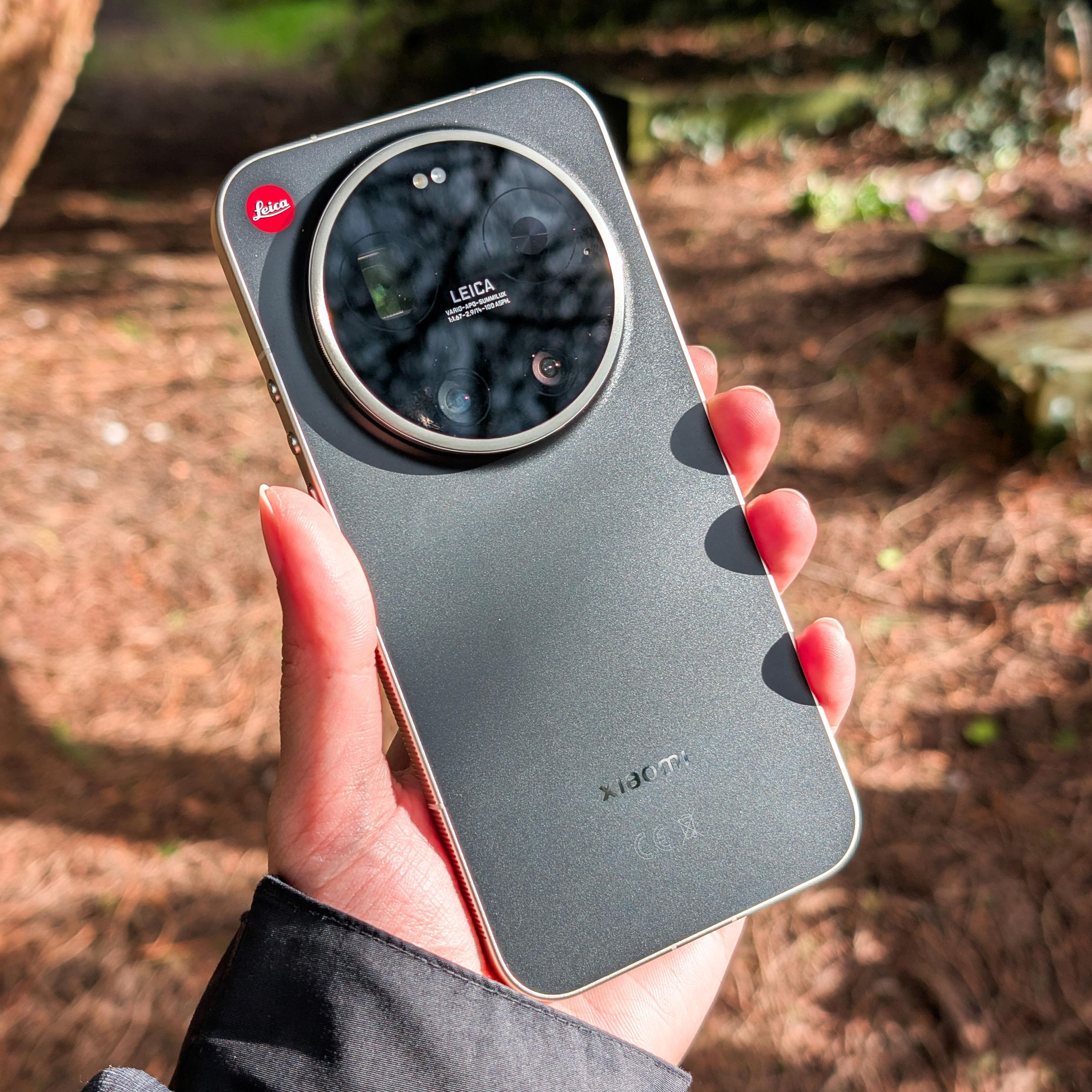 I just tried the new Leitzphone with a powerful Leica lens, and