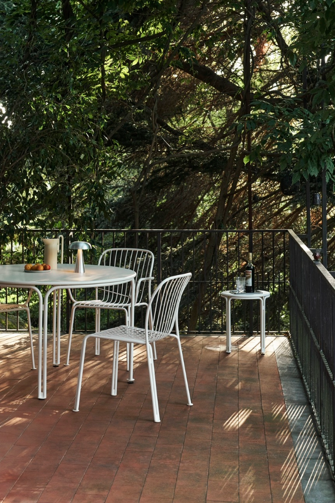 &amp;amp;Tradition Thorvald dining set on leafy terrace