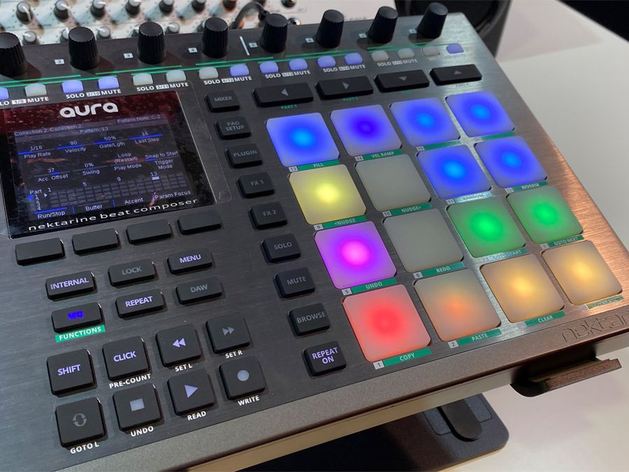 NEKTAR AURA MIDIコントローラー Nektar TechnologyのMIDIコントローラー、AURAのご紹介です。