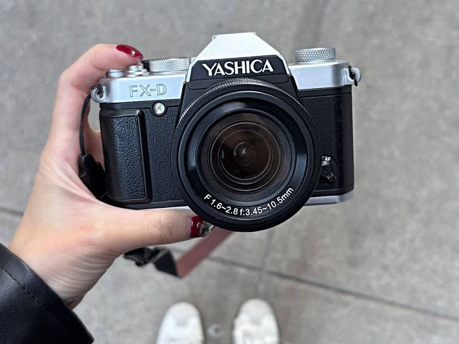 YASHICA FX-D100 一眼レフカメラ The Yashica FX-D 100 looks like a film camera, but it's