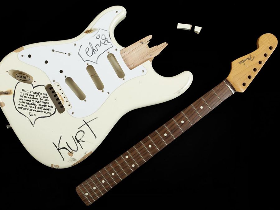 Fender Kurt contain モデル Two played-and-smashed Kurt Cobain Fender Stratocasters are