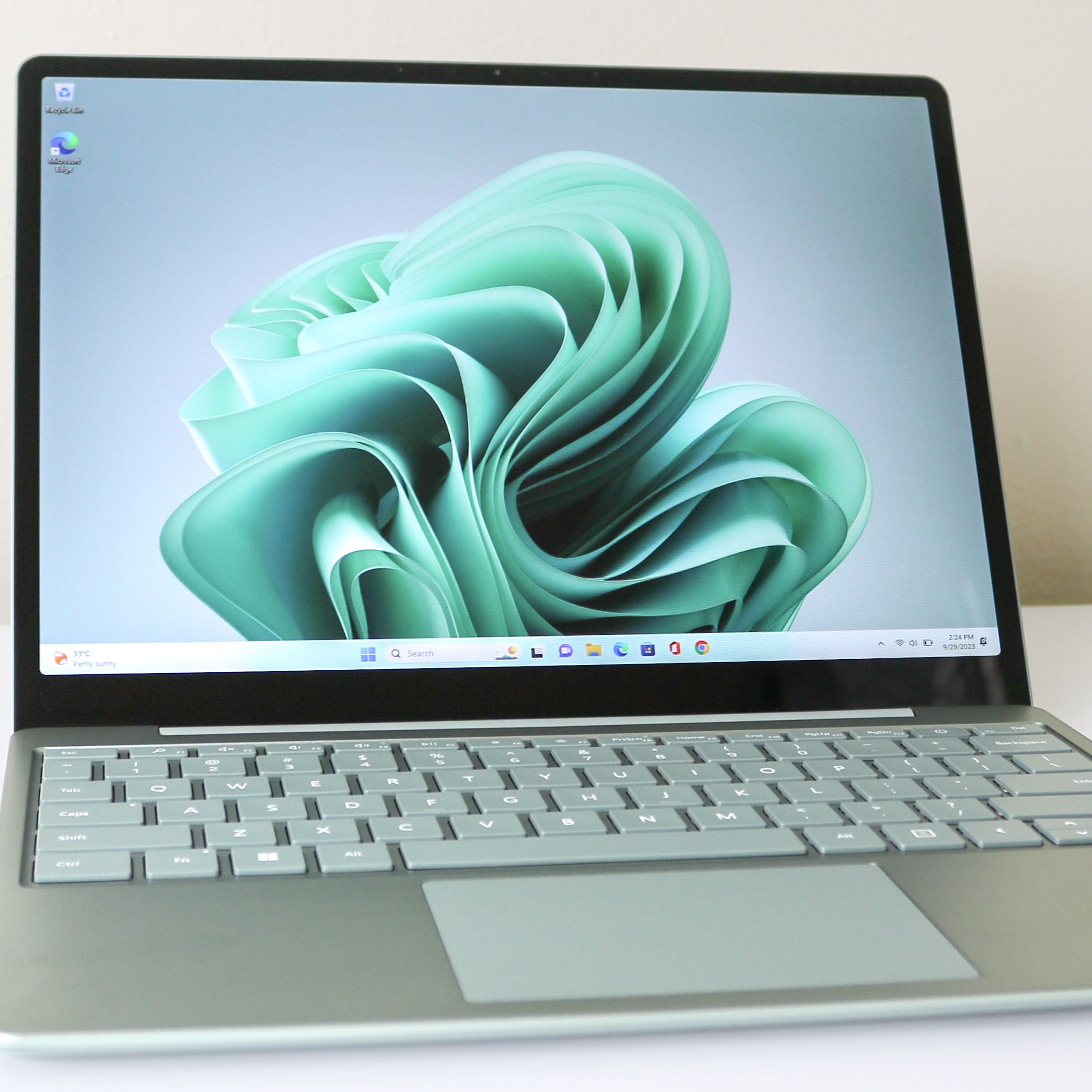 Microsoft Surface Go3 純正 Surface Laptop Go 3を購入(12.4 インチ、タッチスクリーン、i5