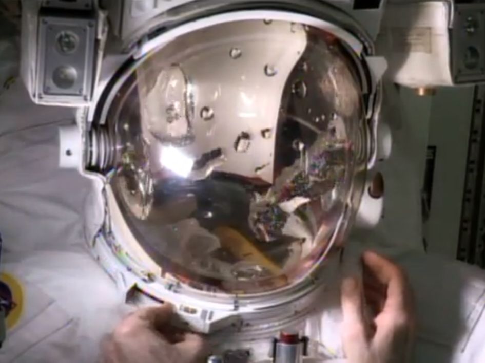 版画 eyewater ver. space suit Spacesuit Leak That Nearly Drowned Astronaut Could Have Been