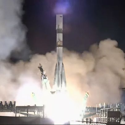 Russian Soyuz rocket launches robotic Progress cargo ship with 2.8
