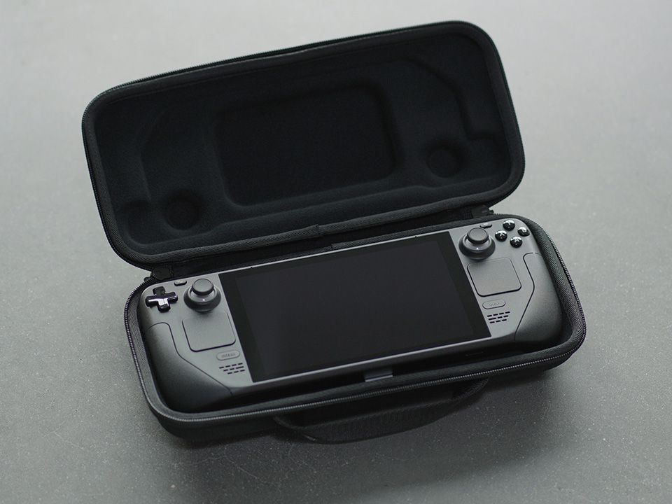 Steam Deck Edges Nearer to Release: Carrying Case and Packaging