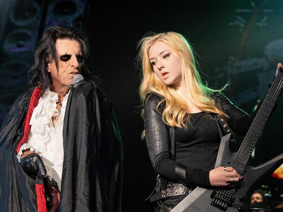Alice Cooper παρουσιάζει τη νέα κιθαρίστρια Anna Cara